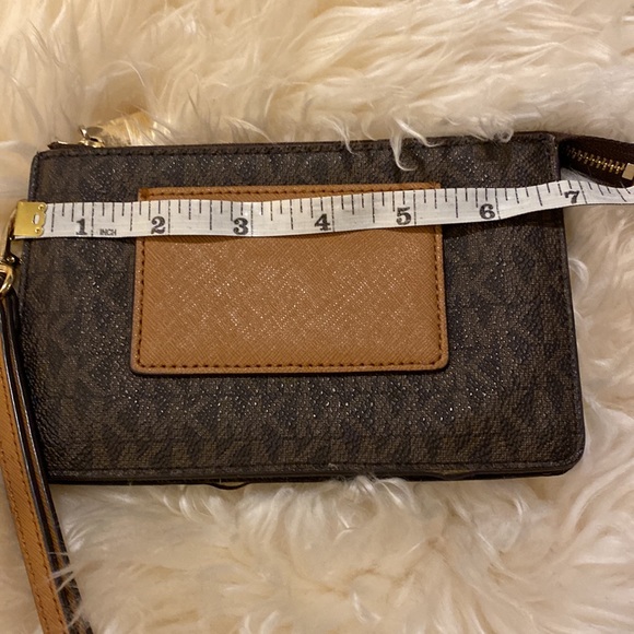 Michael Kors wallet/ wristlet EUC - Picture 2 of 9